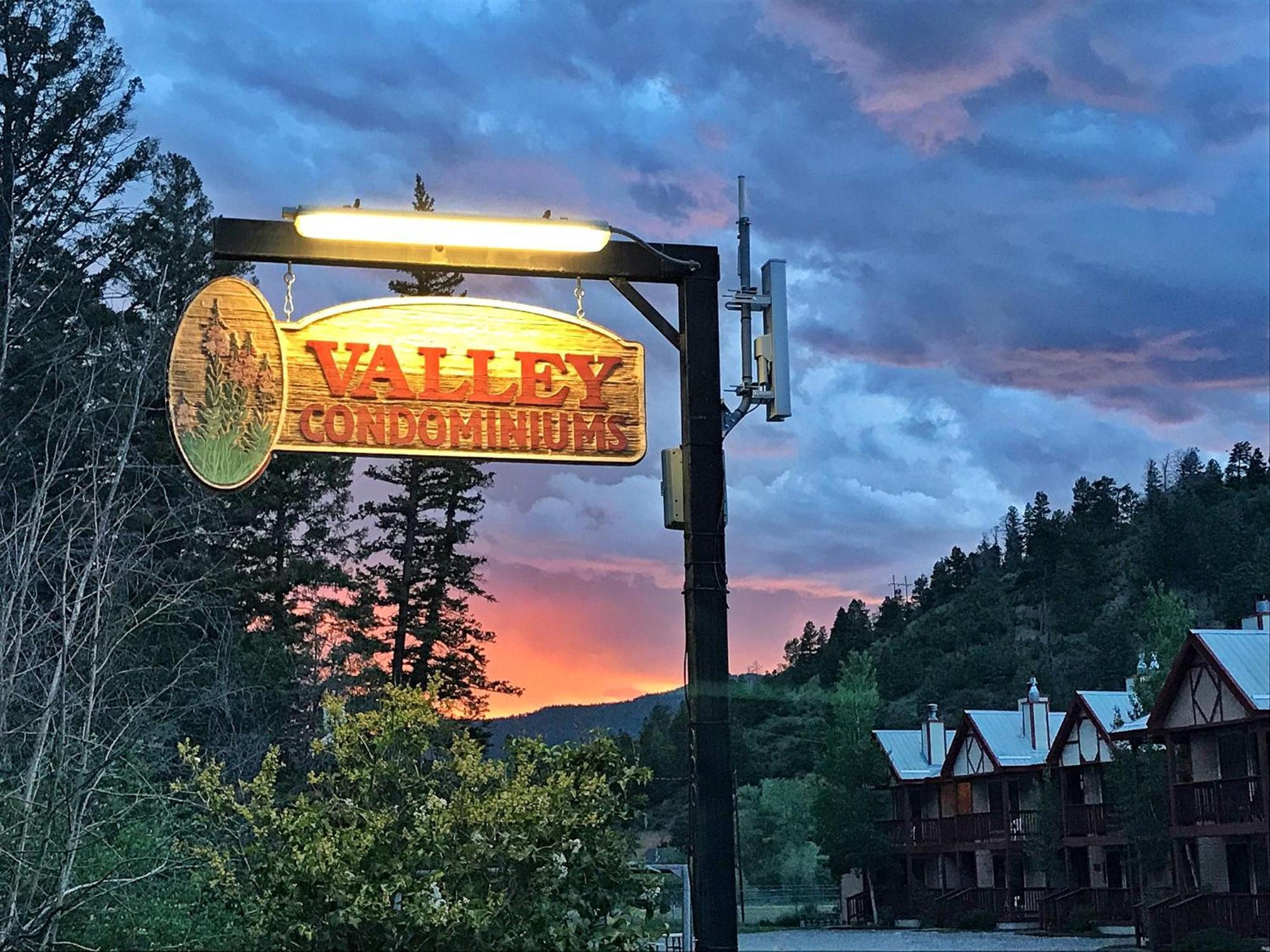 Valley Condo 119 - Creekside - Wifi - Hot Tub - Fireplace - Washer - Dryer - Playground Red River Exterior photo