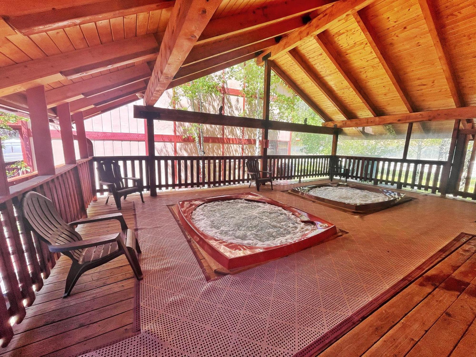 Valley Condo 119 - Creekside - Wifi - Hot Tub - Fireplace - Washer - Dryer - Playground Red River Exterior photo