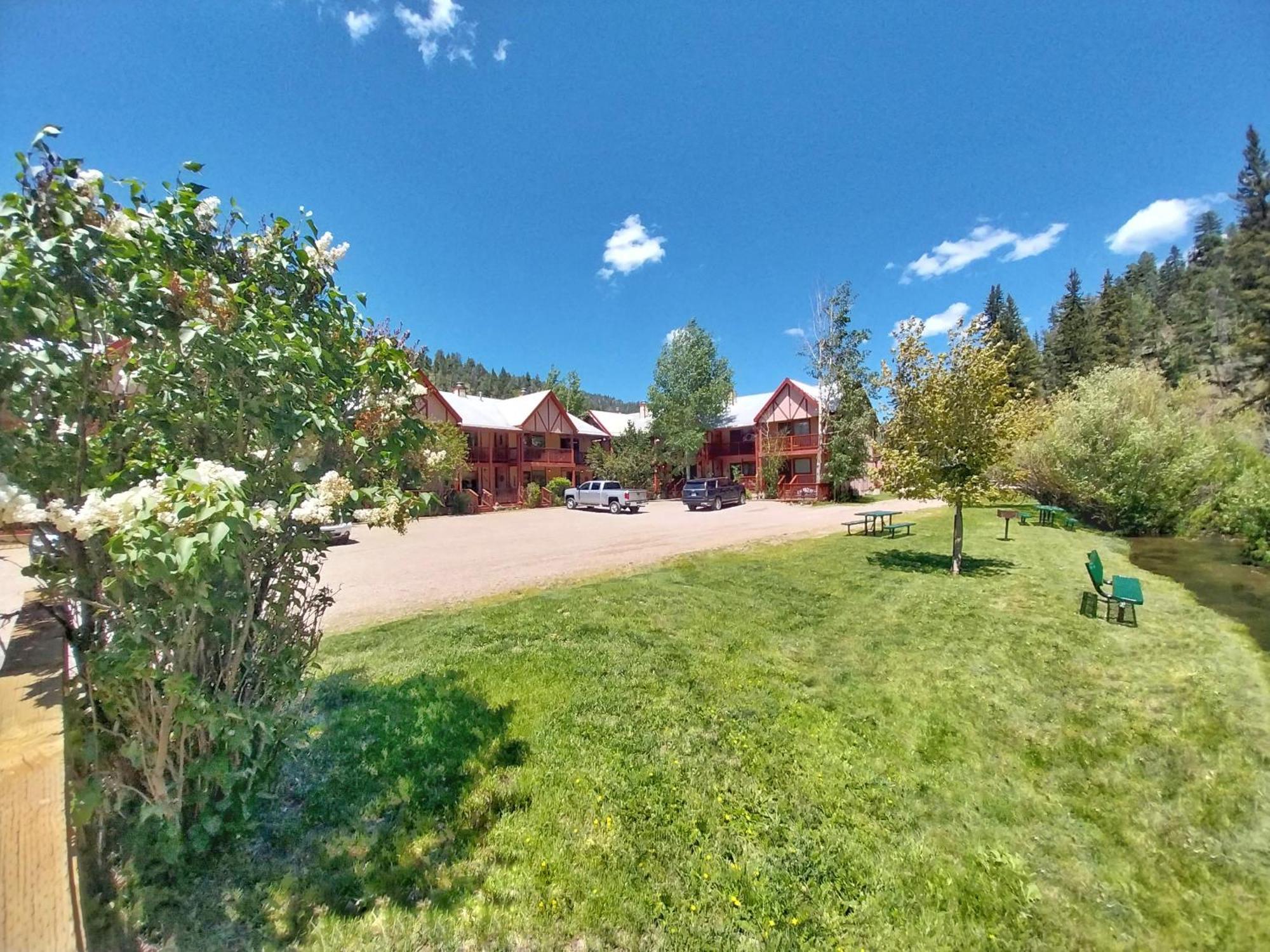 Valley Condo 119 - Creekside - Wifi - Hot Tub - Fireplace - Washer - Dryer - Playground Red River Exterior photo